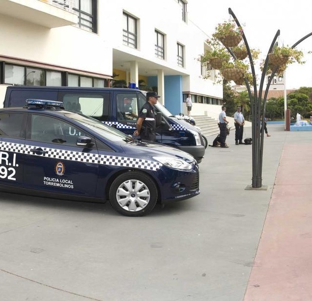Le rajan la cara a un policía local