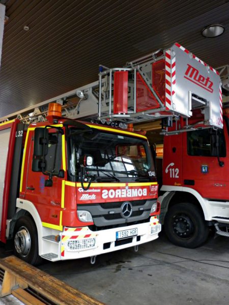Radiopatrullas de Policía Nacional y Bomberos salvan a dos ancianos en un incendio en Madrid