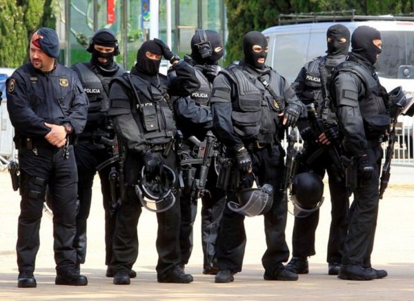 Un gran dispositivo policial escolta el velatorio y entierro de los miembros del clan asesinados en Girona