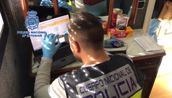 La Policía Nacional detiene a un hombre por grabar y enseñar un video sexual sin consentimiento de la mujer que aparece en el mismo