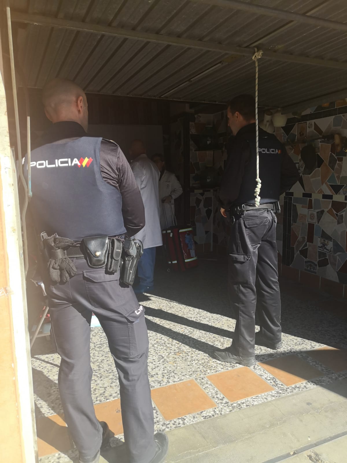 Cuatro policías de Alcira-Algemesí salvan la vida a un hombre