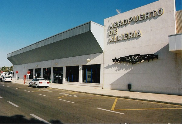 La Guardia Civil dispara a un hombre polaco tras acceder a la pista del aeropuerto armado