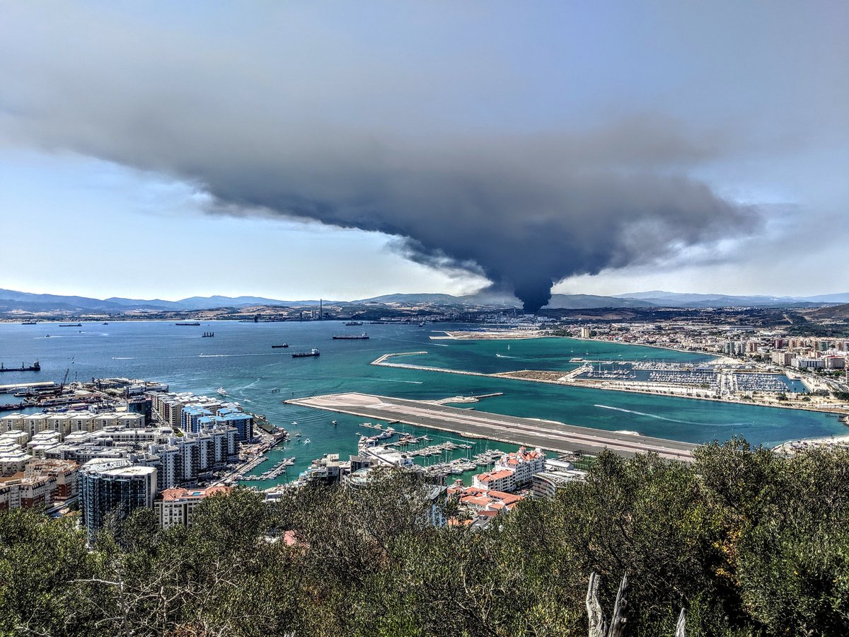 Espectacular incendio en una petroquímica en Cádiz. Consejos