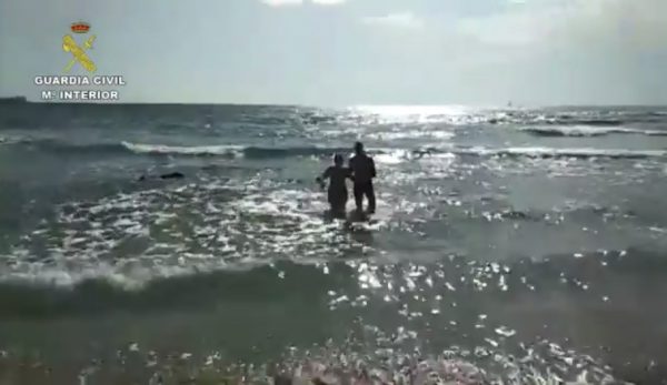 Vídeo: Un guardia civil se lanza al mar para evitar que una turista muriese ahogada
