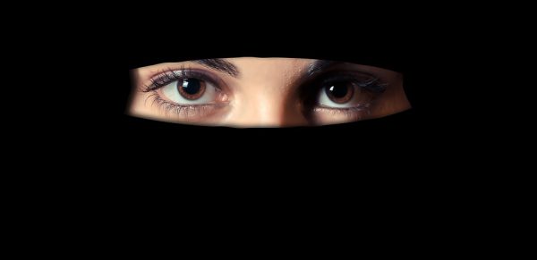 Detenido un musulmán por acoso: “la mujer debe quedarse en casa”