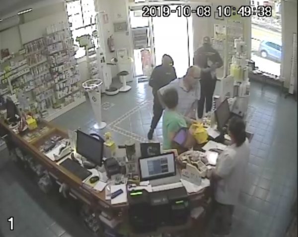 Vídeo| Dos encapuchados atracan con un cuchillo una farmacia a plena luz del día en La Laguna