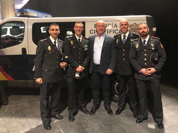 Condecoran a los agentes que salvaron la vida a un sargento de bomberos en 2017
