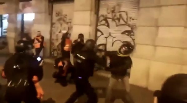 Un CDR agrede a un policía nacional sale huyendo
