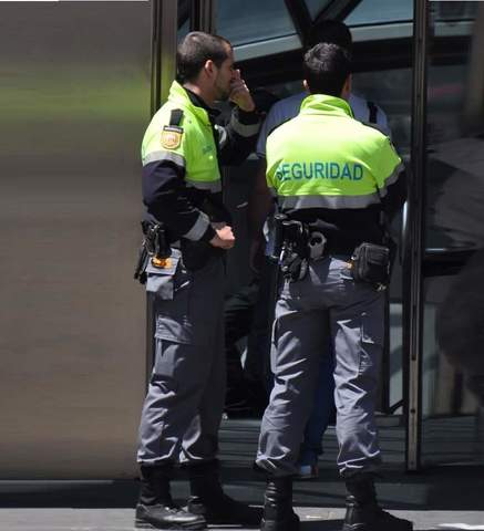Vigilantes de seguridad detienen a un hombre cuando se disponía a atacar con un hacha al cirujano que le operó