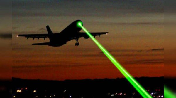 ¿600.000 euros por deslumbrar con un puntero láser a una aeronave en pleno vuelo?