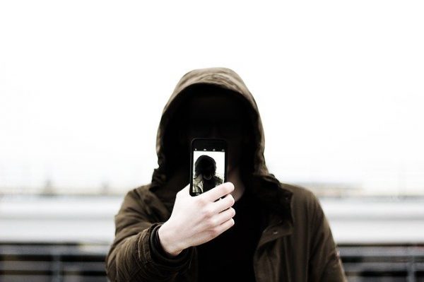 Más de 300 hombres extorsionados por una joven de 26 años que acaba detenida grabar imagen fotografía movil