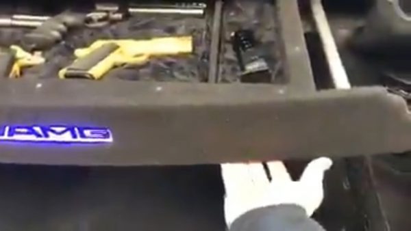 Un arsenal de armas oculto en el maletero armas amg coche