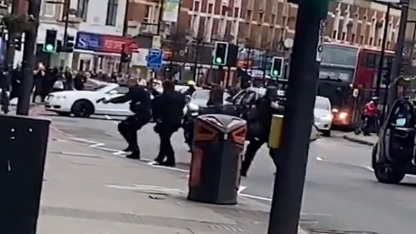 La policía metropolitana abate al autor de un ataque terrorista con arma blanca foto: Twitter