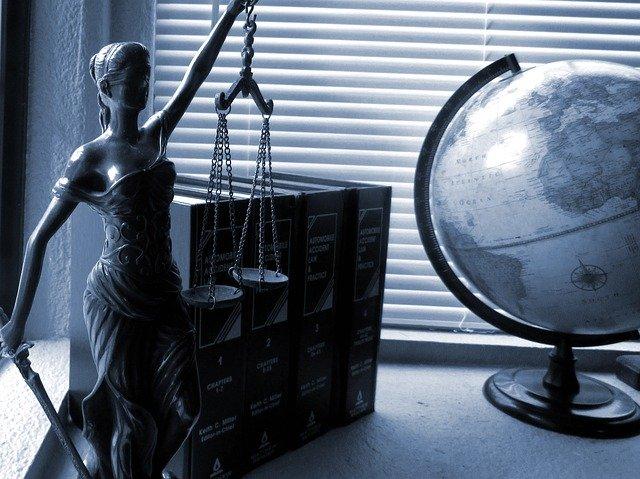 Condena a un abogado por estafar en las ayudas públicas a un hijo de una mujer asesinada por su marido