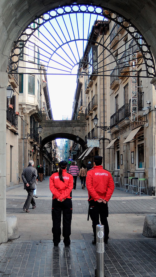 Dos jóvenes detenidos por robar en establecimientos hosteleros la pasada noche