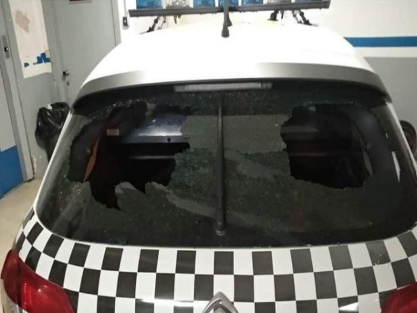 Atacan a pedradas un vehículo de la Policía Local de Ceuta