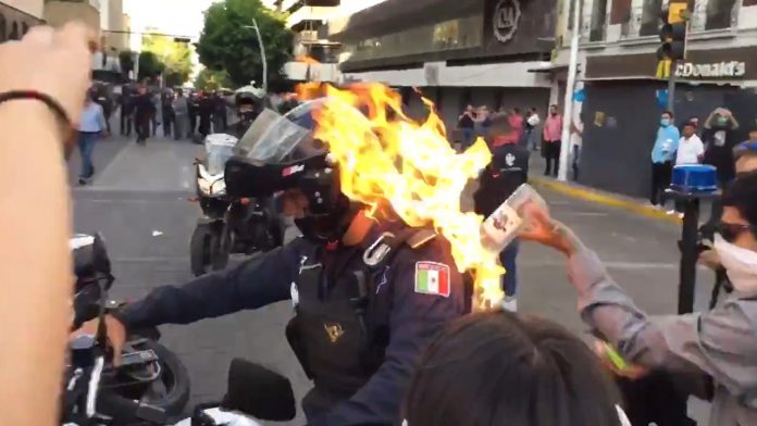 prenden fuego policía México