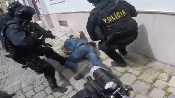 policia eslovaquia cuchillo embajada española