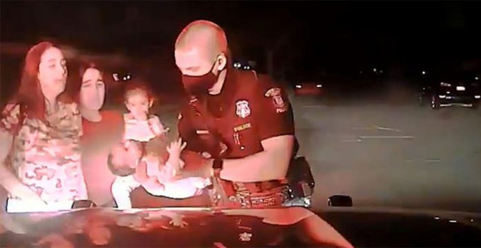 policía salva bebé atragantamiento