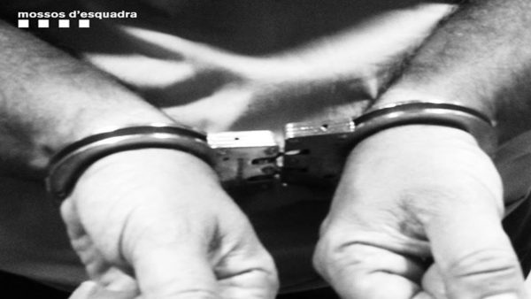 Cogido in fraganti mientras cometía un robo violento a una persona sin hogar Mossos estafa detenido inmigración