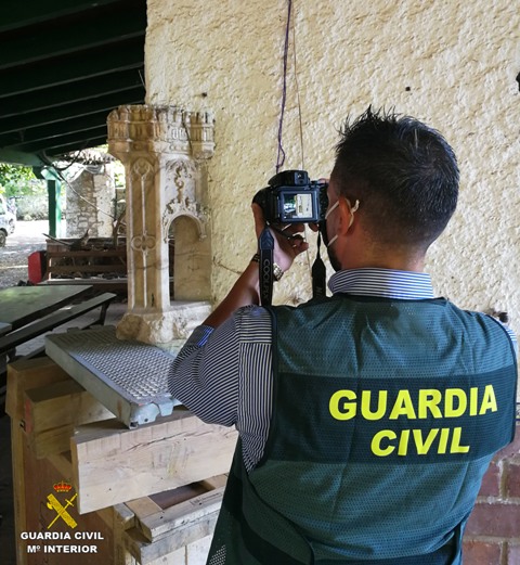 La Guardia Civil recupera un torreón de alabastro del sepulcro del Arzobispo Carrillo de la Catedral de Alcalá de Henares