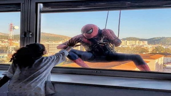Entrevista con el policía Edu Balboa, el “Spiderman de los hospitales”