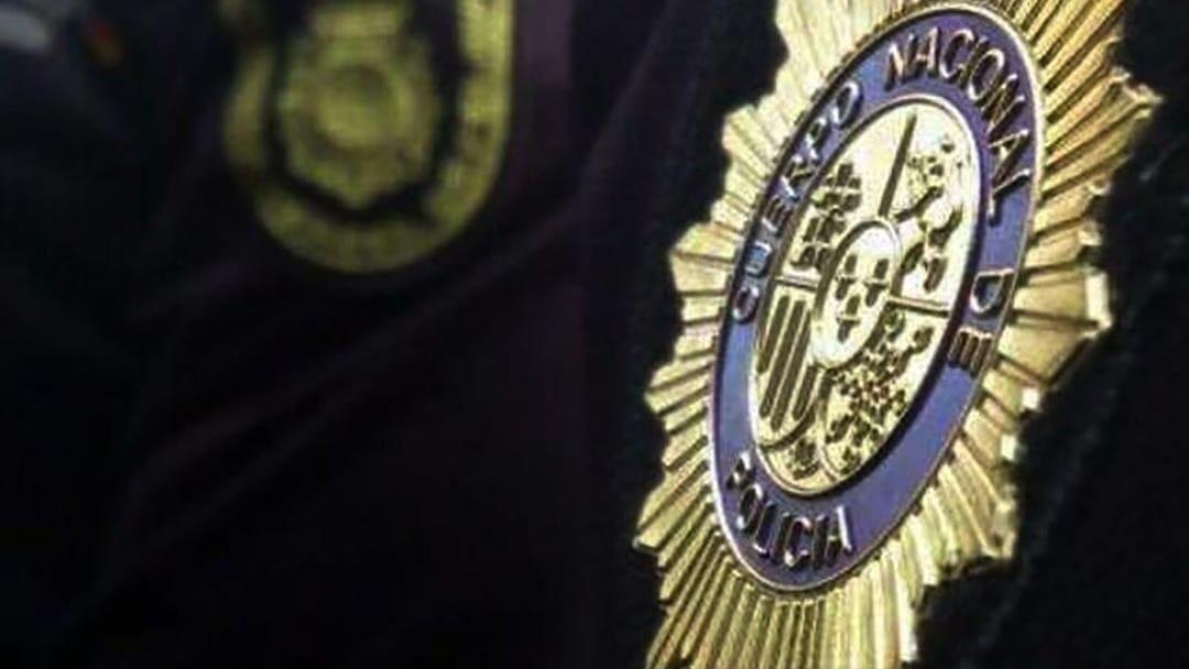 El policía nacional agredido con un cuchillo en Úbeda permanece estable en la UCI policia escudo