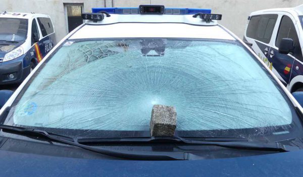 Así ha quedado la luna del coche patrulla de la Policía al solicitar a un hombre que se pusiera la mascarilla
