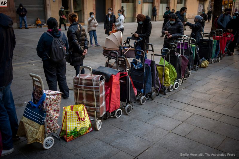 Las colas de hambre en España cada vez son mayores, un grave problema  social que se esconde - h50