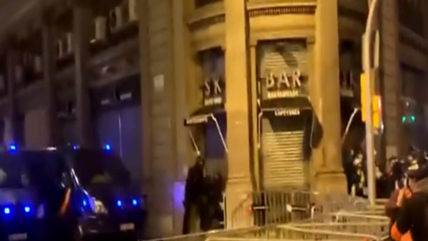 Policía UIP agredido lanzamiento señal de tráfico en Barcelona