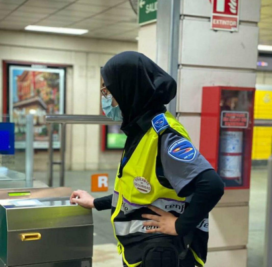 Puede un vigilante de seguridad o policía en España la hiyab como uniforme reglamentario? - h50