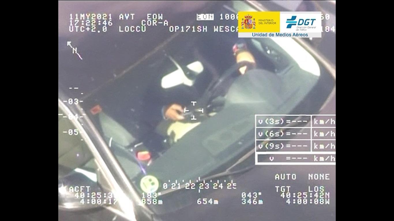 Usar el teléfono móvil mientras se conduce continúa siendo la distracción más frecuente entre los conductores