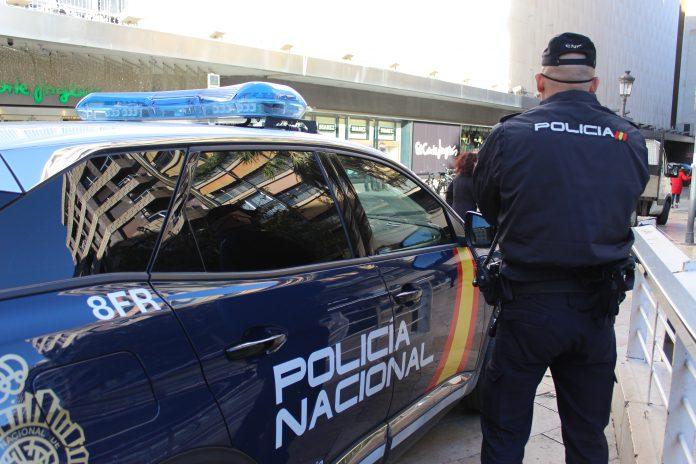 policia nacional hombre coche h50 patrulla