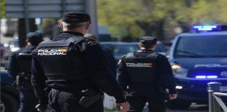 Policía nacional realiza un control de seguridad con vehículos patrulla