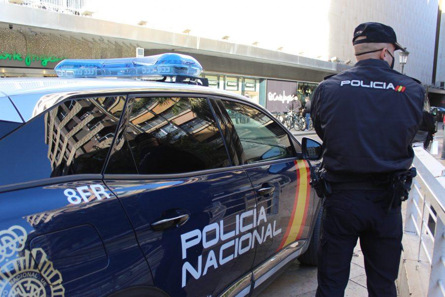 Radiopatrullas socorren a una mujer semidesnuda en plena calle y detienen a su pareja que la amenazaba con un cuchillo agente-coche-patrulla-policia-nacional-z-h50