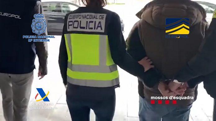 Detenidos en Barcelona dos miembros de un grupo criminal dedicado al tráfico de armas y al blanqueo de capitales