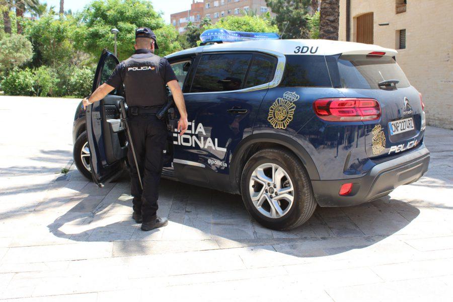 policia-agente-nacional-h50-turismo-vehiculo
