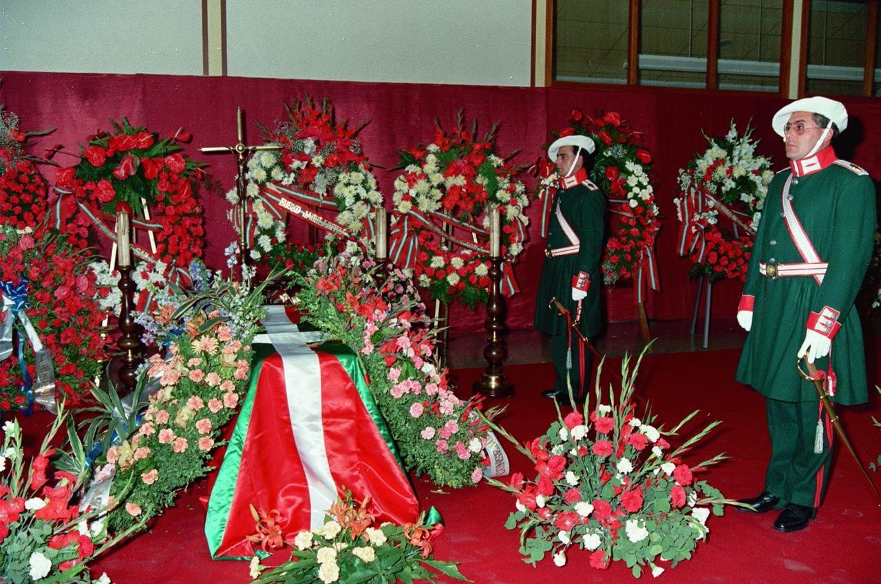 In memoriam de los fallecidos en el accidente de helicóptero de la Ertzaintza en los Lagos buscando a un niño desaparecido