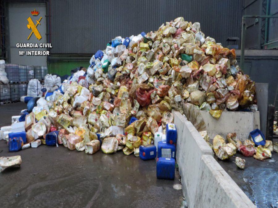 La Guardia Civil detiene a 14 personas vinculadas con una empresa que gestionaba residuos peligrosos