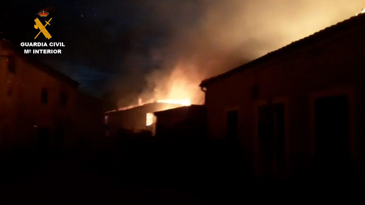 Dos guardias civiles y una mujer son trasladados al hospital por asfixia tras un incendio en A Coruña