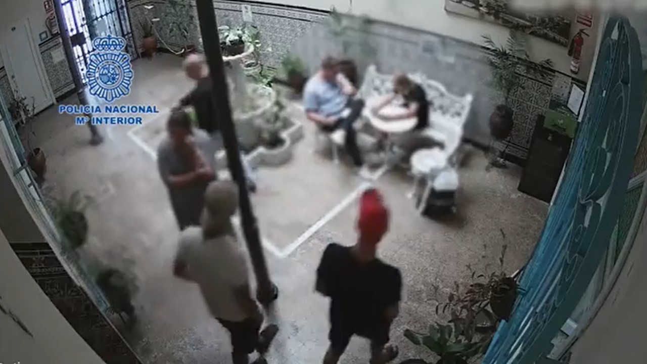 La Policía Nacional detiene a tres prófugos que se enfrentan a cadena perpetua en Suecia Policía Nacional detiene a tres prófugos que se enfrentan a cadena perpetua en Suecia