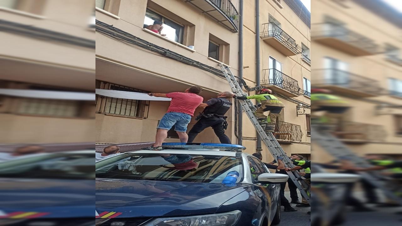 Policias-bomberos-rescatan-niño-ventaña-teruel-h50