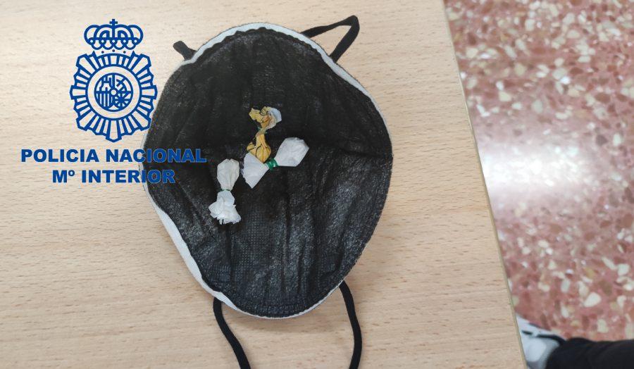 La Policía Nacional detiene a un hombre que ocultaba droga en la mascarilla