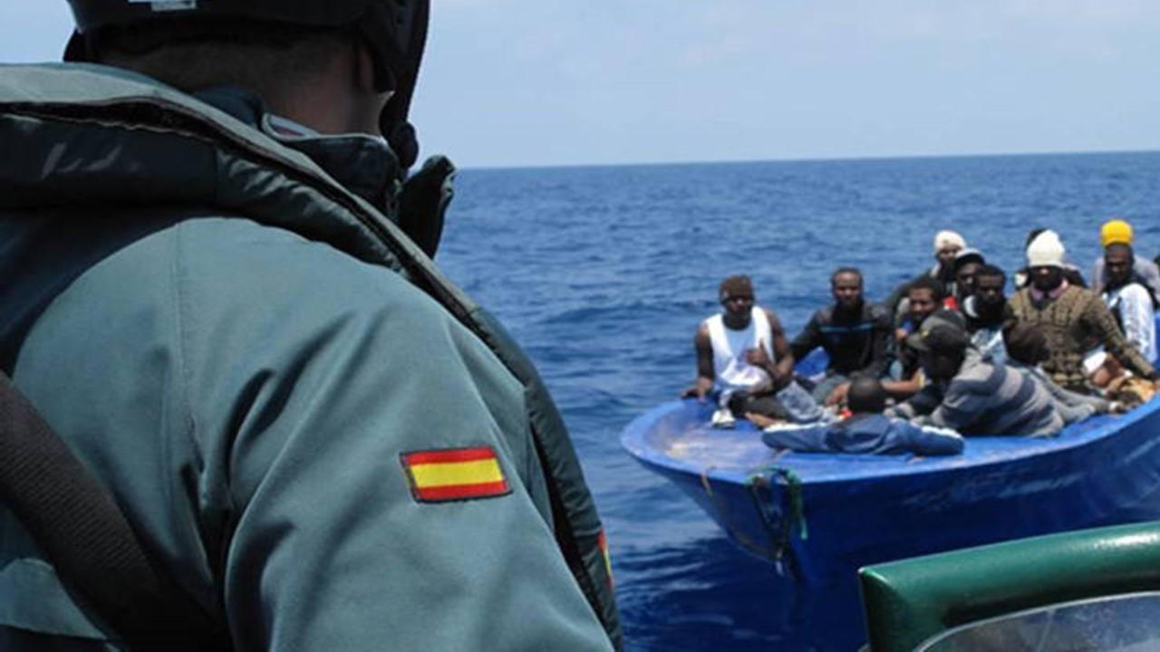 Guardias civiles advierten que las avalanchas de migrantes pueden derivar en desbordamiento de ciertos servicios inmigrantes-guardia-civil-patera-h50