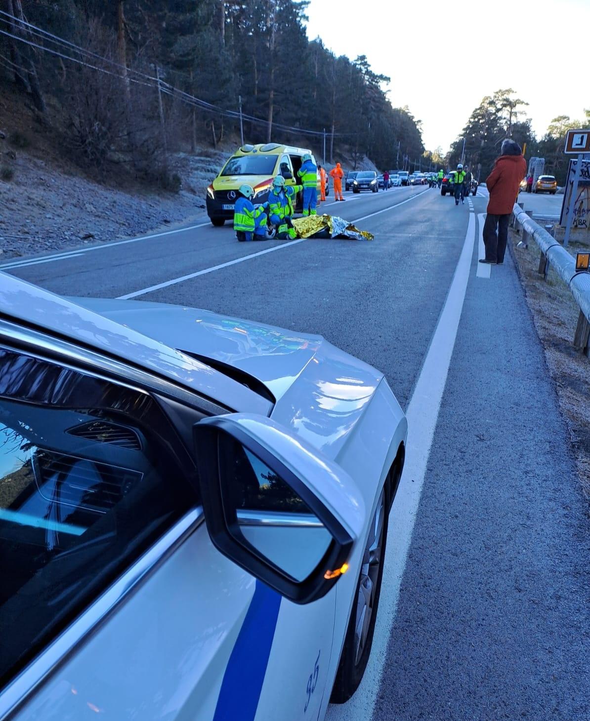 Un Guardia Civil de Tráfico sufre graves lesiones en las piernas tras un accidente en acto de servicio