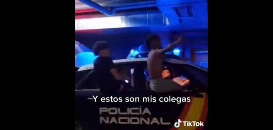 El vídeo viral que se convierte en bulo viral de un coche patrulla de la Policía en un garaje particular