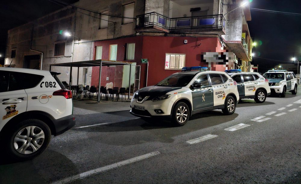 Apenas dos años de cárcel a un conductor multirreincidente que embistió a una patrulla de la Guardia Civil tras una persecución