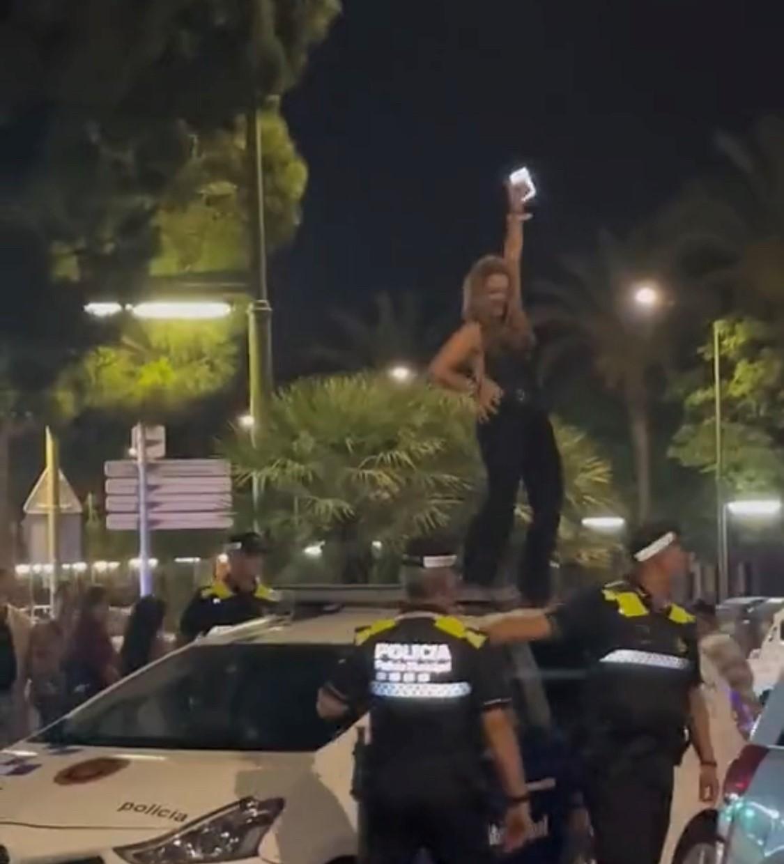 Vídeo viral| Una joven es sancionada por bailar encima de un vehículo policial en Barcelona