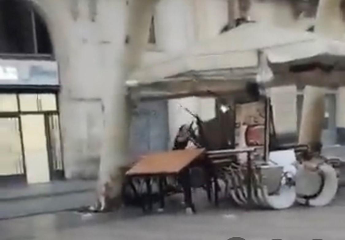 Vídeo| Una mujer destroza mobiliario de una terraza y un parking de bicis en Barcelona frente a varios guardias urbanos