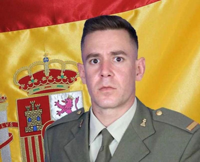 El cabo primero del Ejército Español Fernando Eugenio Martín recibe una condecoración por salvar una vida y socorrer a otras personas en las inundaciones en Madrid